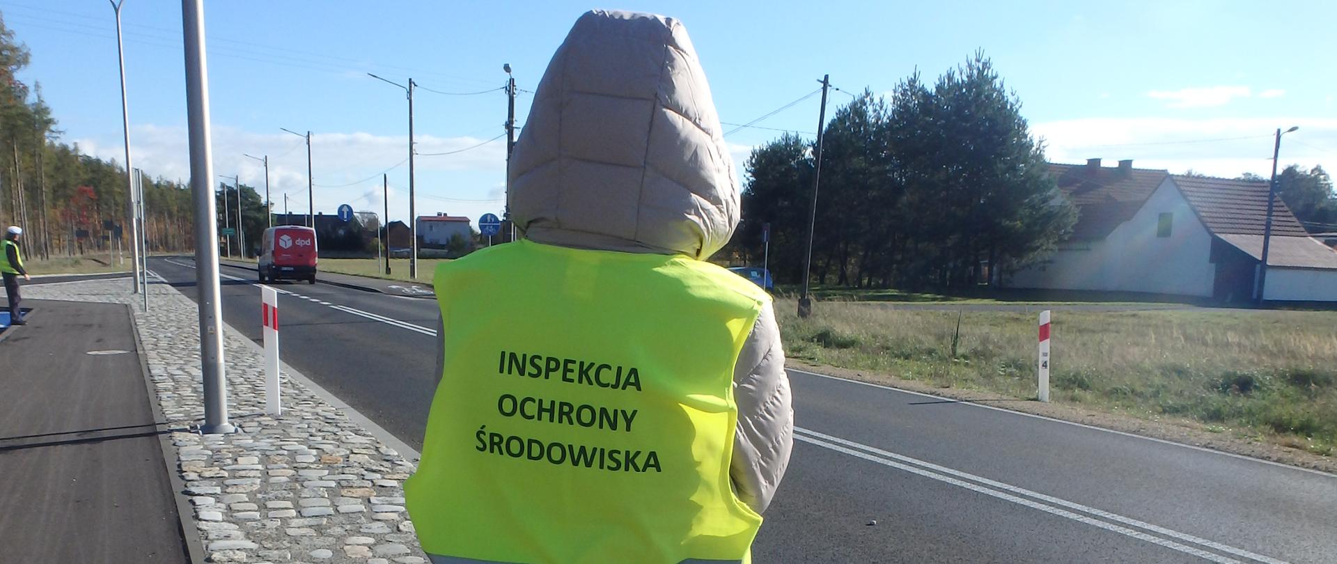 Inspektor Wojewódzkiego Inspektoratu Ochrony Środowiska w Opolu podczas kontroli