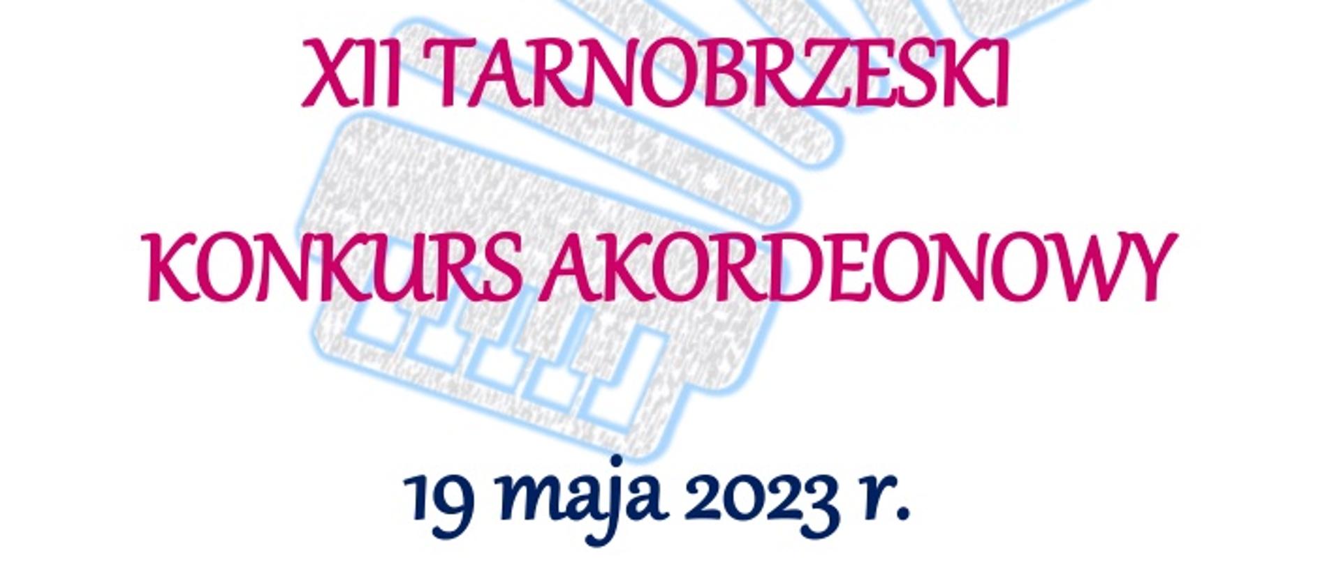 Plakat XII Tarnobrzeskiego Konkursu Akordeonowego, który odbędzie się 19 maja 2023 r. Napisy w kolorze czerwonym, jasnoniebieskim oraz granatowym. W tle ilustracja przedstawiająca akordeon obrysowany jasnoniebieskim kolorem.