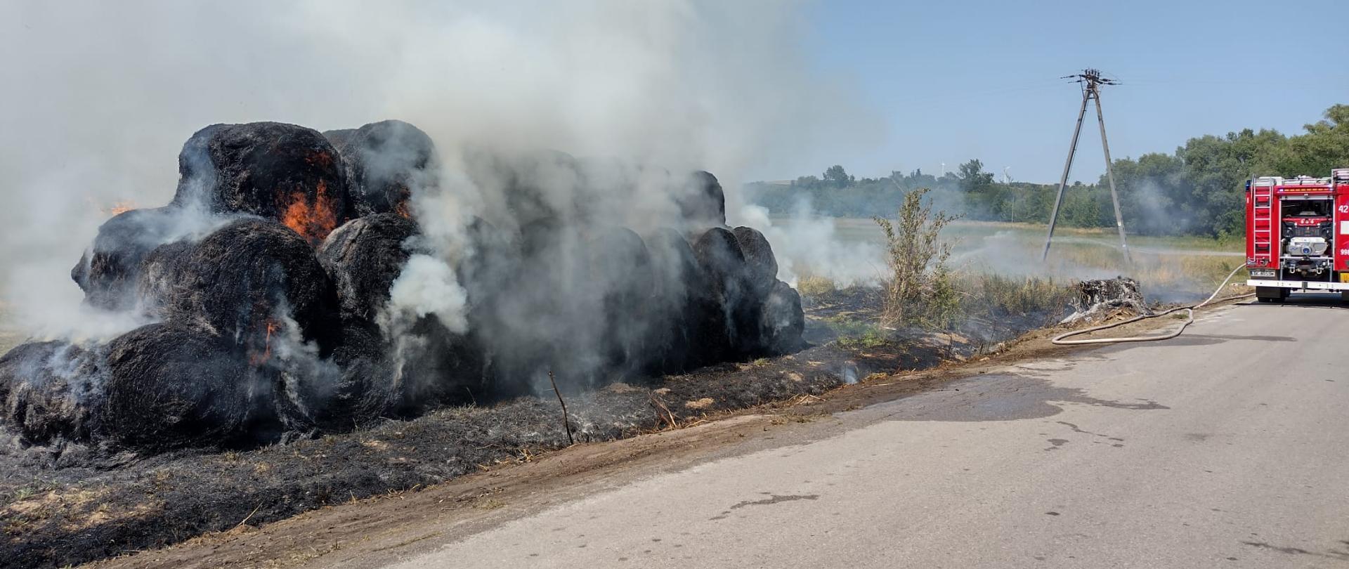  Pożar balotów z sianem w miejscowości Stradlice 