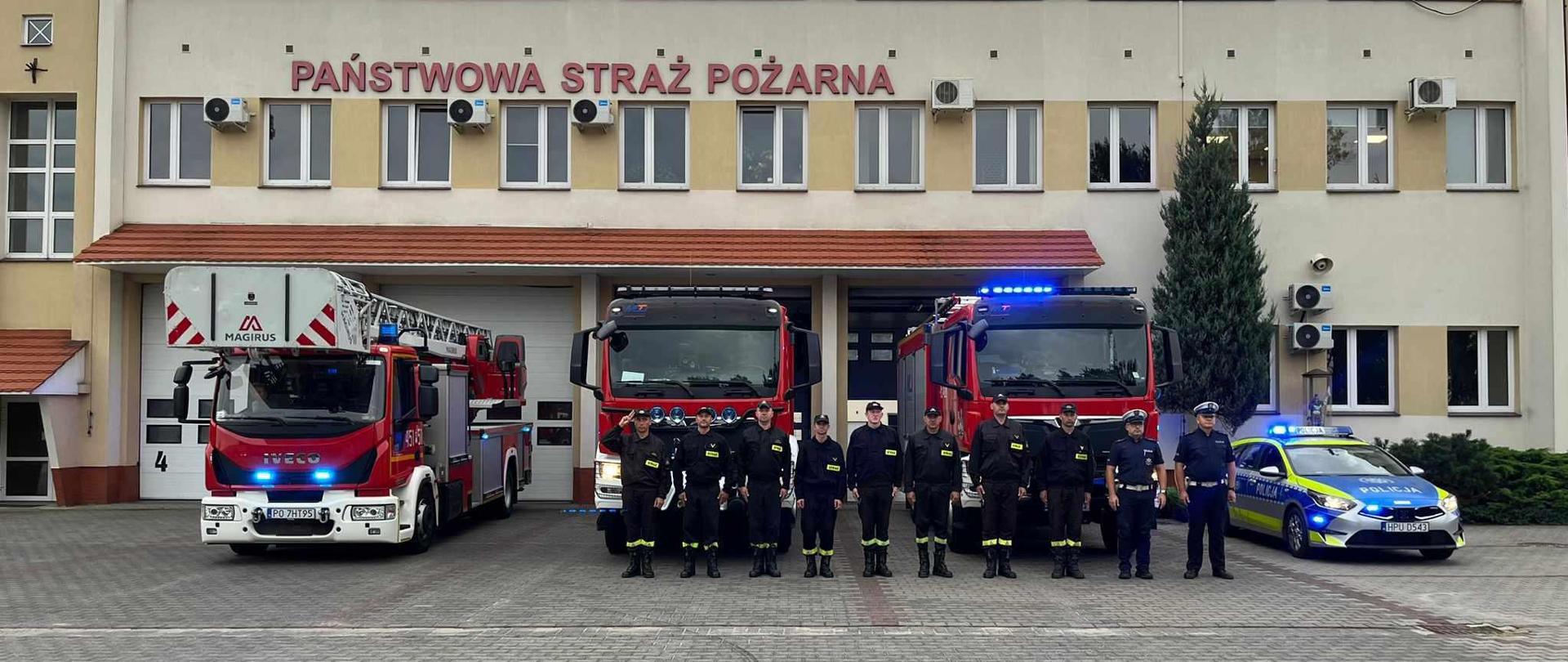 Przed komendą jarocińscy strażacy i policjanci oddają hołd