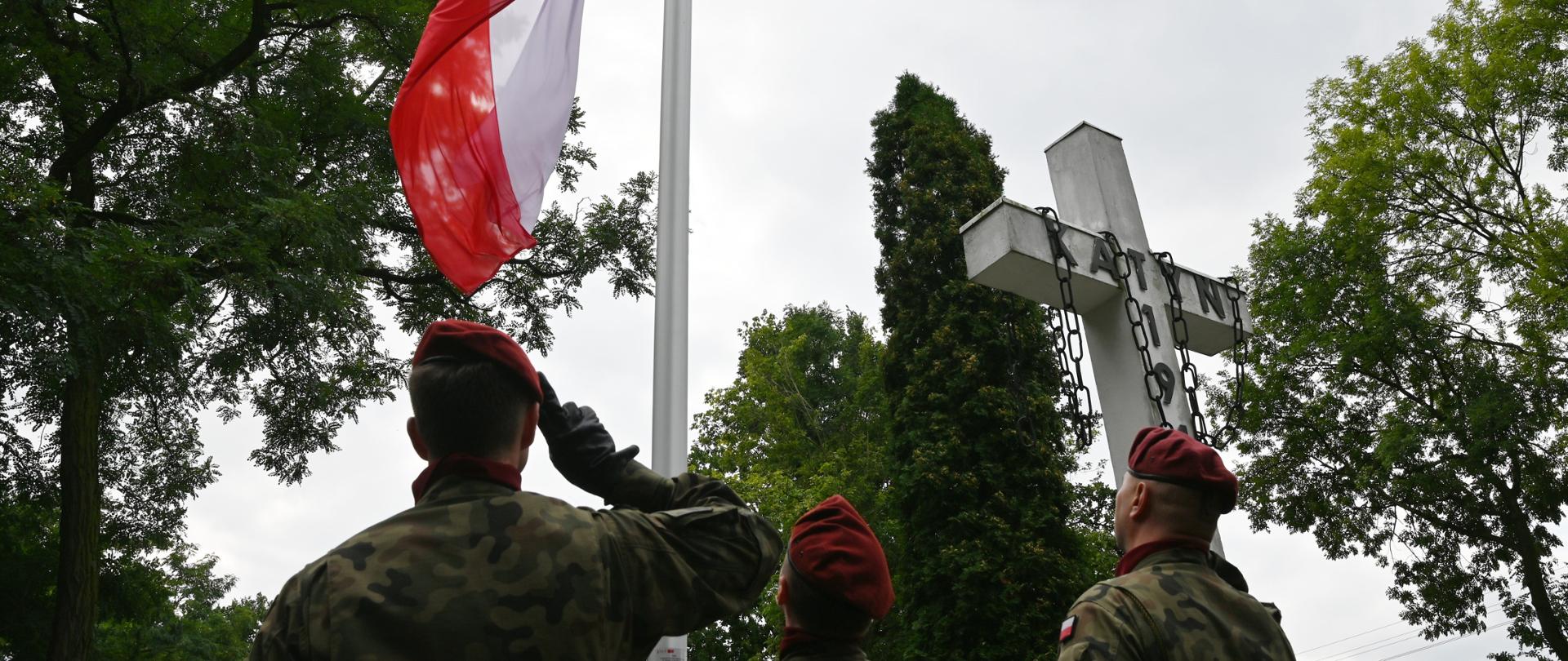 Ceremonia wciągnięcia polskiej flagi na maszt 