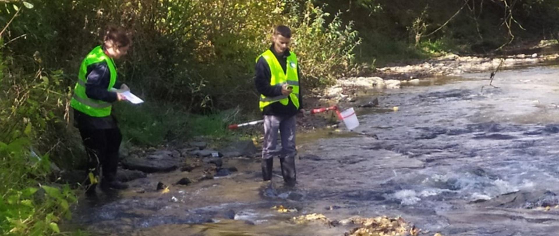 Pracownicy IOŚ podczas badania rzeki Hoczewka