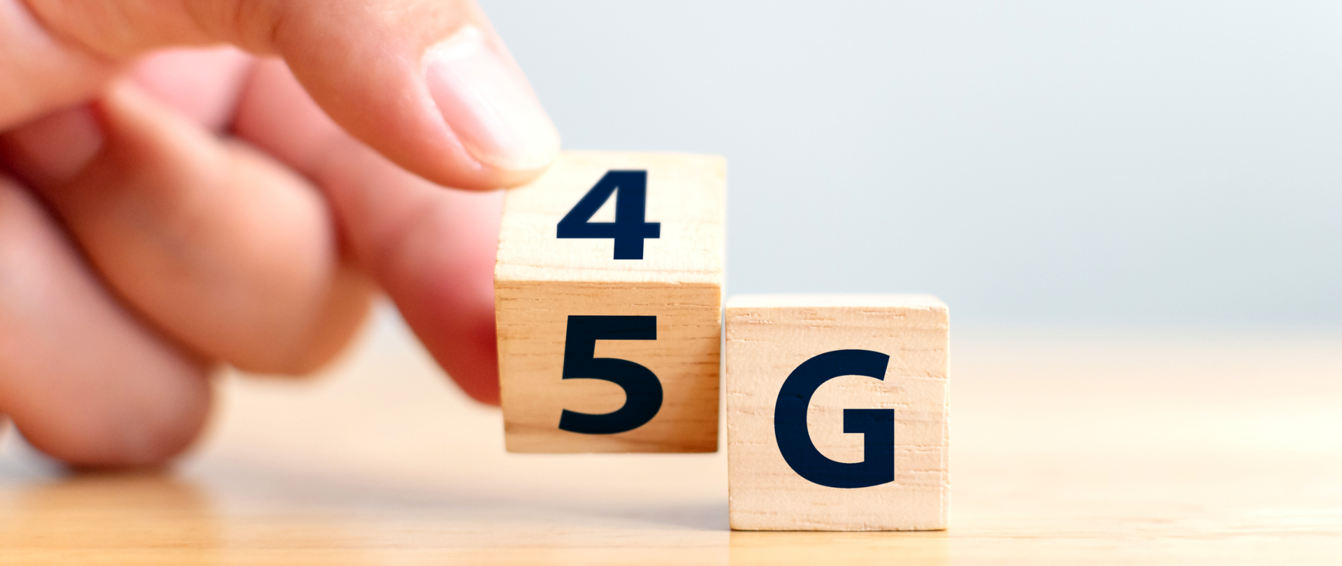 Ręka trzymająca klocki 5G