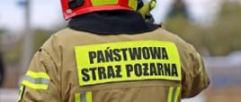 Strażak w mundurze, napis na plecach