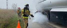 Strażacy zabezpieczają miejsce wycieku gazu z cysterny samochodowej