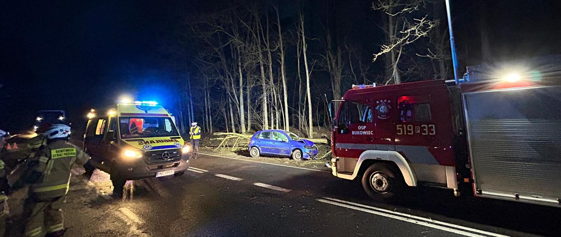 Rozbity pojazd i działające służby