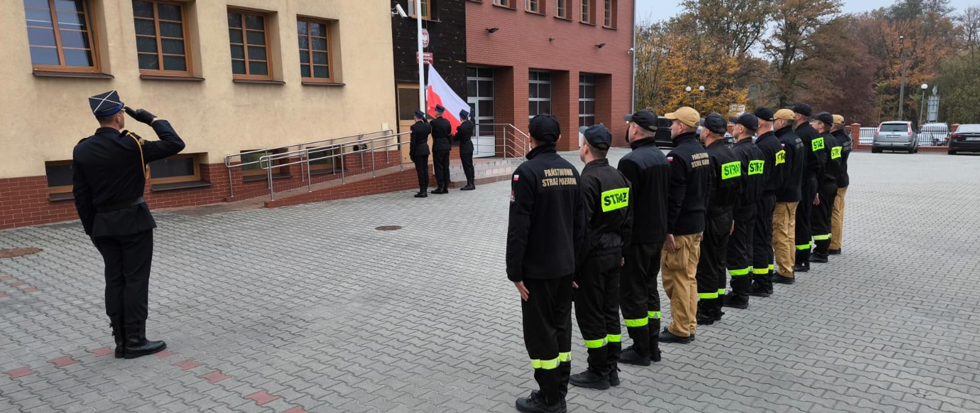 Na zdjęciu pododział strażaków podczas podniesienia flagi z okazji 106 rocznicy odzyskania niepodległości. 