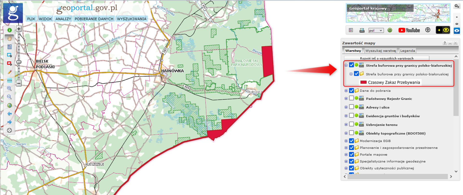 Ilustracja przedstawia widok warstwy "Strefa buforowa przy granicy polsko-białoruskiej" wraz z jej lokalizacją w drzewku warstw serwisu geoportal.gov.pl
