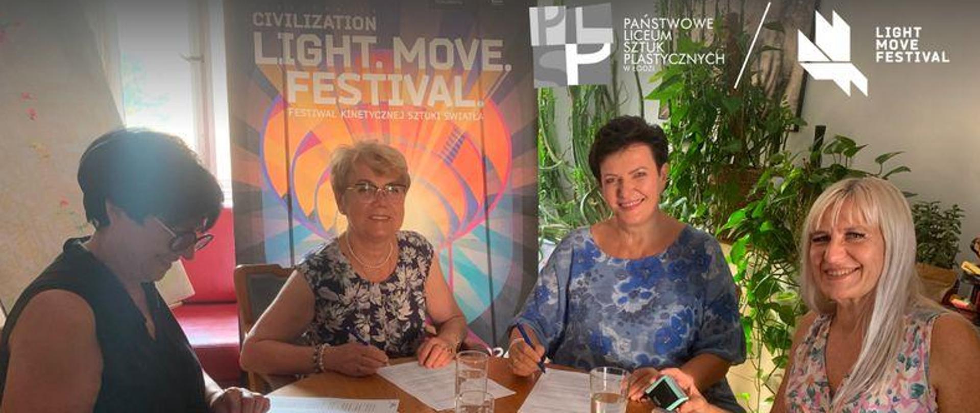 Na zdjęciu przedstawiciele Light Move Festival i Dyrekcja Łódzkiego Plastyka Dorota Kłodzińska i Jolanta Mastalerz siedzą przy okrągłym stole i podpisują dokumenty dotyczące współpracy