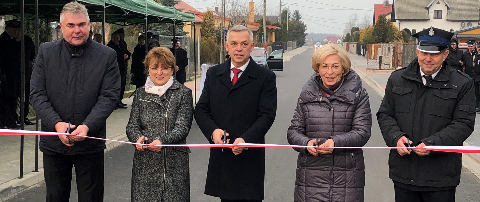 Na zdjęciu znajduje się pięć osób, które przecinają wstęgę