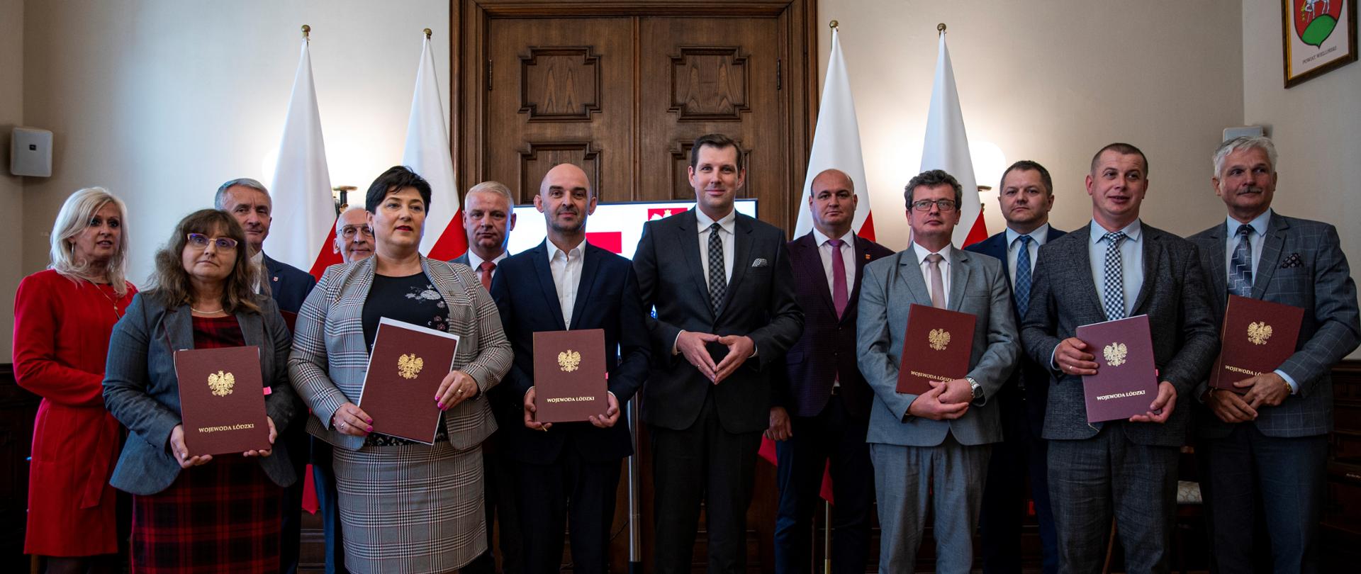 Wspólne zdjęcie wojewody łódzkiego Tobiasza Bocheńskiego oraz przedstawicieli samorządów, które otrzymały dofinansowanie w ramach Rządowego Funduszu Rozwoju Dróg 