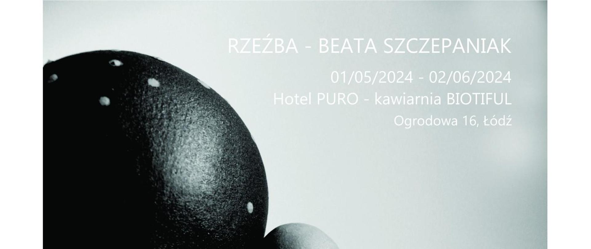 Plakat: na szarym tle czarna forma ceramiczna, w prawym górnym rogu napis: Rzeźba – Beata Szczepaniak 01/05/2024 - 02/06/2024 Hotel PURO - kawiarnia BIOTIFUL Ogrodowa 16, Łódź