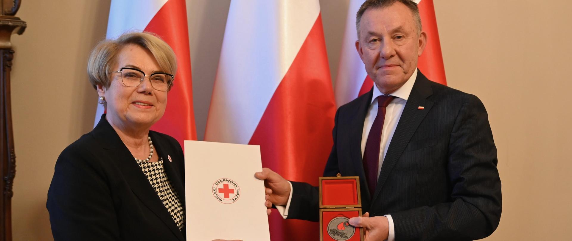 Jolanta Chełmińska - prezes łódzkiego oddziału okręgowego Polskiego Czerwonego Krzyża (z lewej) oraz Wojewoda Łódzki Karol Młynarczyk (z prawej) 