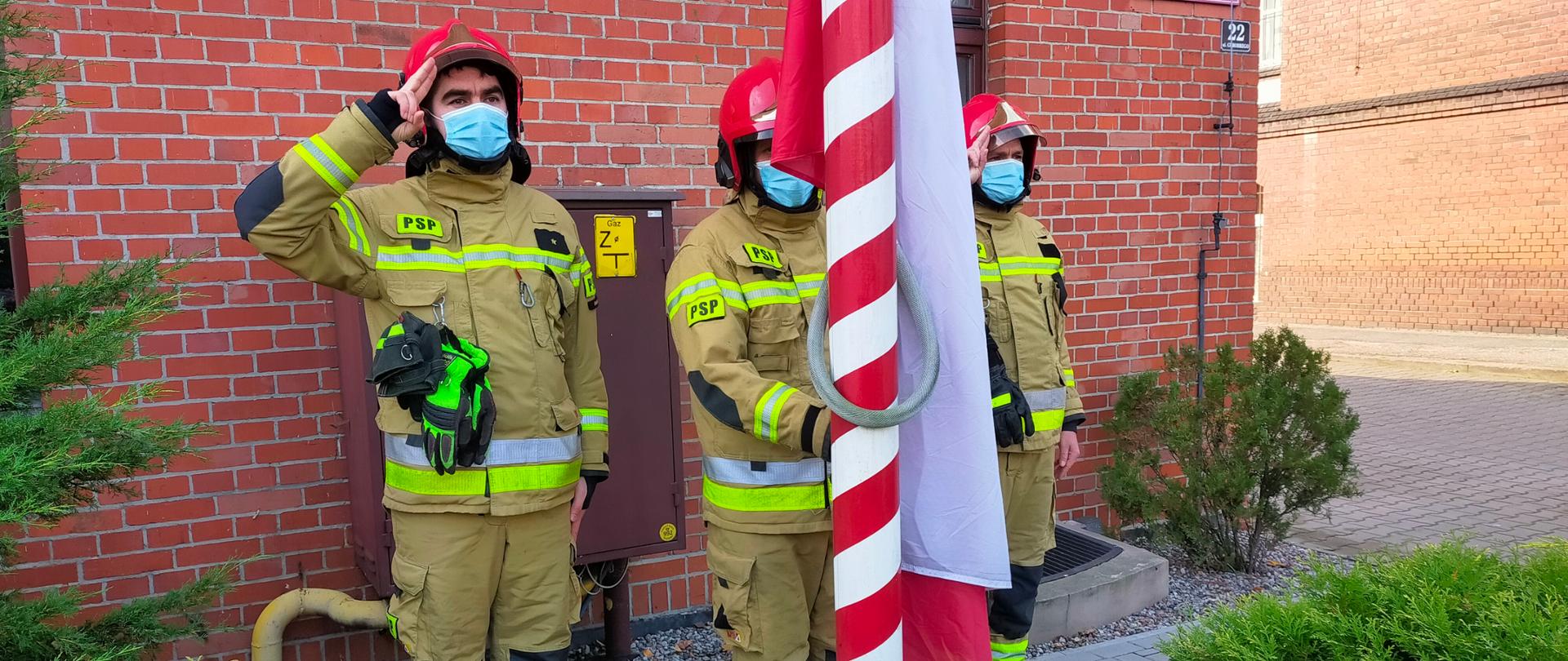 Na zdjęciu widać jak poczet flagowy wciąga flagę narodową na maszt
