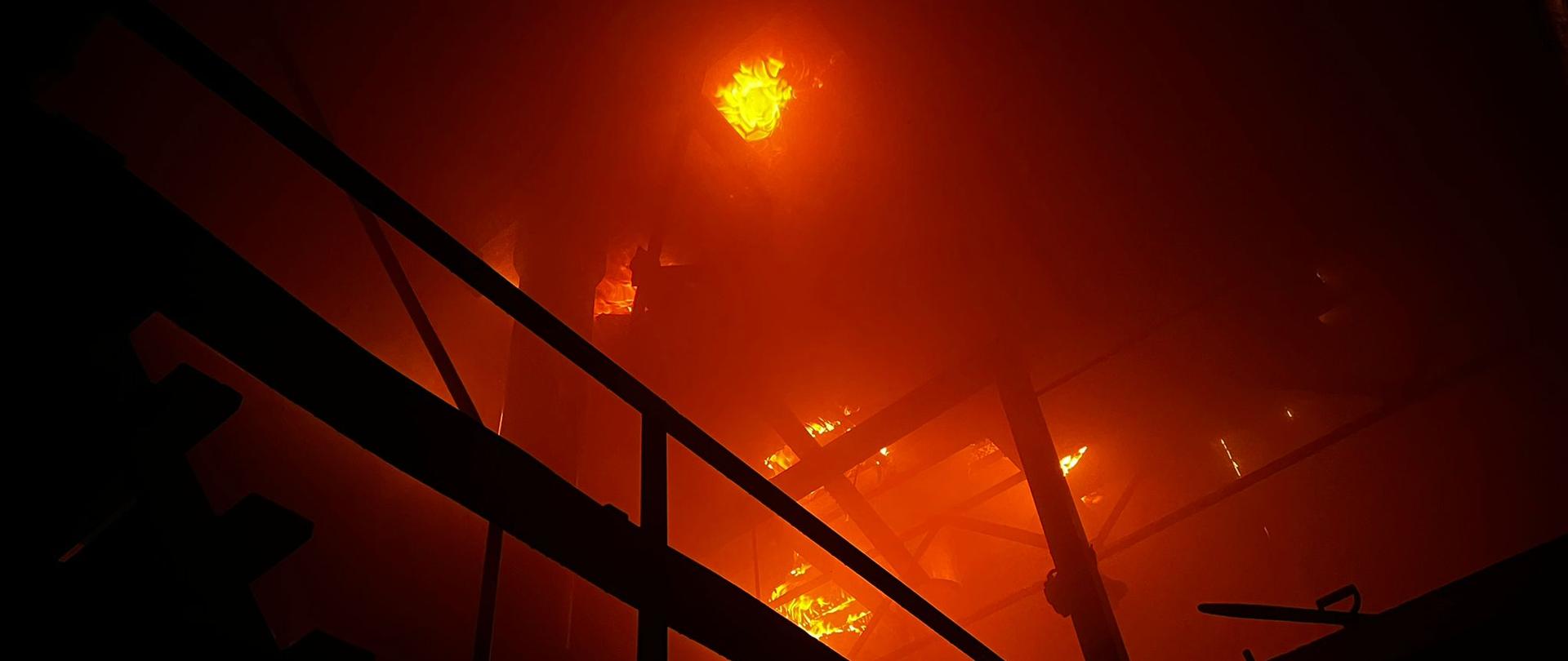 Na zdjęciu widać płonący dach w budynku kotłowni. Zdjęcie wykonane z wnętrza obiektu.