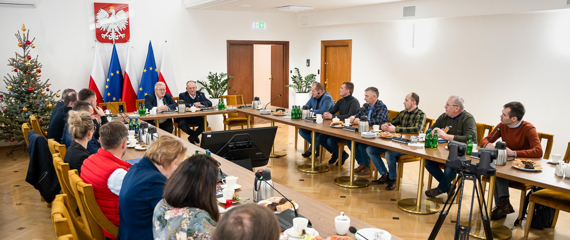 Minister Czesław Siekierski przewodniczy spotkaniu z rolnikami ze stowarzyszenia Oszukana Wieś (fot. MRiRW)