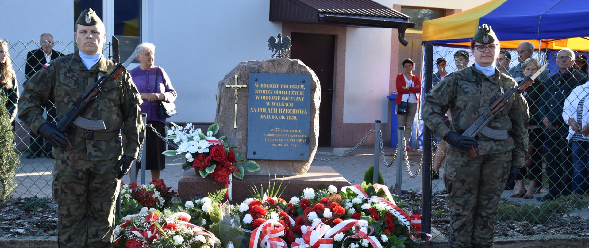 Pomnik odsłonięty w 2014 r. w hołdzie Poległym, którzy oddali życie w obronie Ojczyzny w walkach na polach Rzechowa