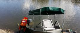 Częściowo zatopiona łódź w rzece w miejscowości Opatowiec