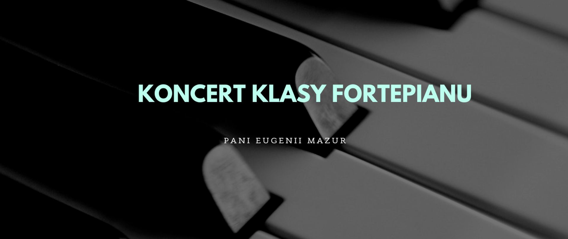 Tło obrazka przedstawia białe i czarne klawisze fortepianu. W centralnej części błękitny napis "koncert klasy fortepianu", poniżej biały napis "Pani Eugenii Mazur".