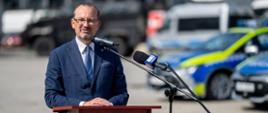 240828 - Nowe radiowozy dla dolnośląskich policjantów – Wojewoda Dolnośląski Maciej Awiżeń przekazał kluczyki do floty hybrydowej 48 nowych radiowozów.