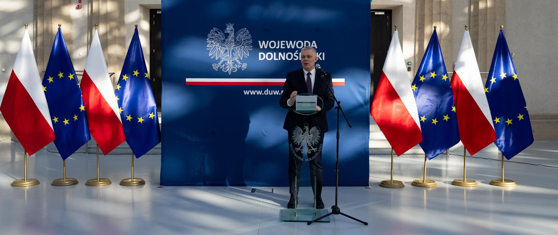 Minister Spraw Wewnętrznych i Administracji Tomasz Siemoniak na tle banneru Wojewody Dolnośląskiego 