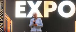 Wojewoda łódzki Dorota Ryl podczas przemówienia na Międzynarodowych Targach Odzieżowych TRENDS EXPO