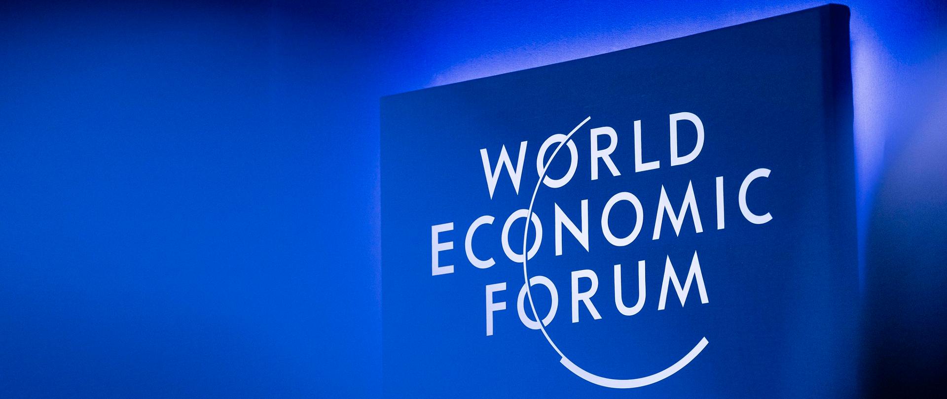 Na niebieskim tle napis World Economic Forum