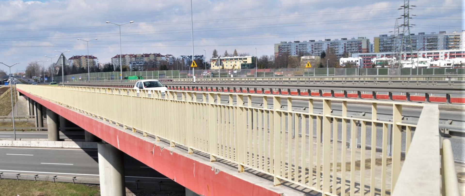 wiadukt nad autostradą A4 na węźle Kraków Wieliczka, w tle osiedle mieszkaniowe