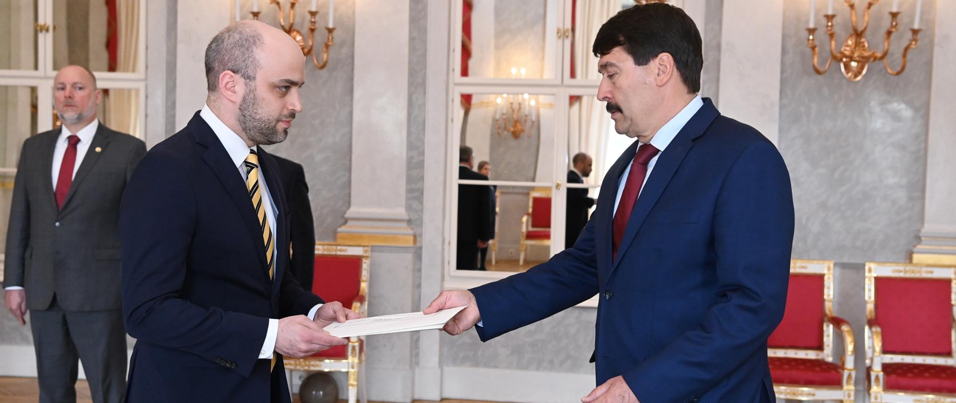 Sebastian Keciek lengyel nagykövet megbízólevél átadása a Sándor-palotában 2022. április 19-én.