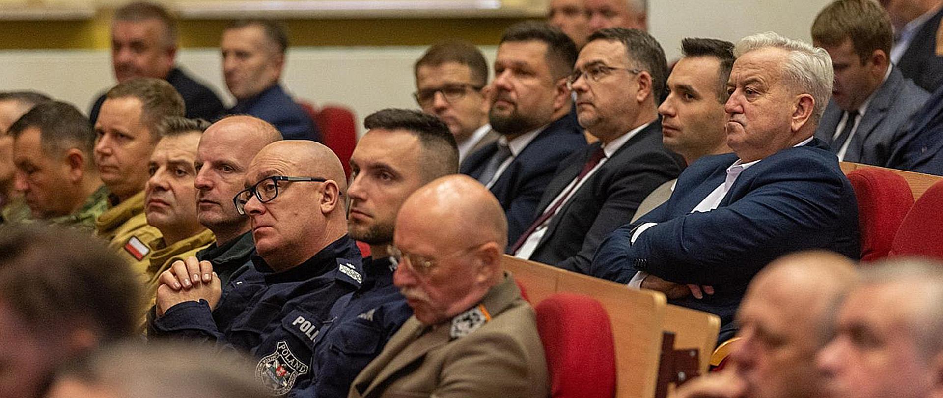 We wtorek, 12 listopada br. w Białymstoku odbyło się spotkanie kierownictwa MON i SZRP z samorządowcami regionu poświęcone Narodowemu Programowi Odstraszania i Obrony - Tarcza Wschód. W spotkaniu, które odbyło się w Urzędzie Wojewódzkim uczestniczyli m. in. m sekretarz stanu w MON Cezary Tomczyk, podsekretarz stanu w MON Stanisław Wziątek, zastępca szefa Sztabu Generalnego Wojska Polskiego gen. broni Stanisław Czosnek czy wojewoda podlaski Jacek Brzozowski i wicewojewoda Paweł Krutul. 