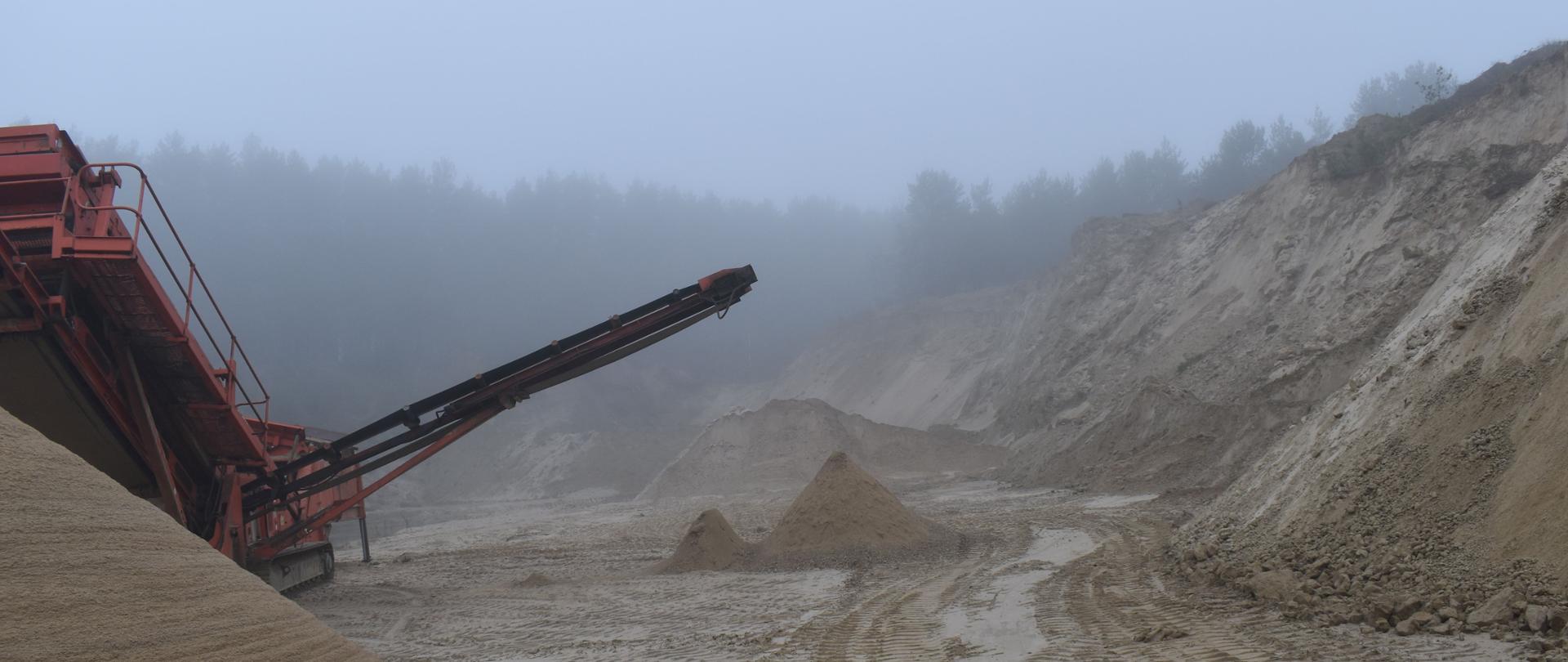 Taśmociąg pracuje na poeksploatacyjnym wyrobisku piasku.
