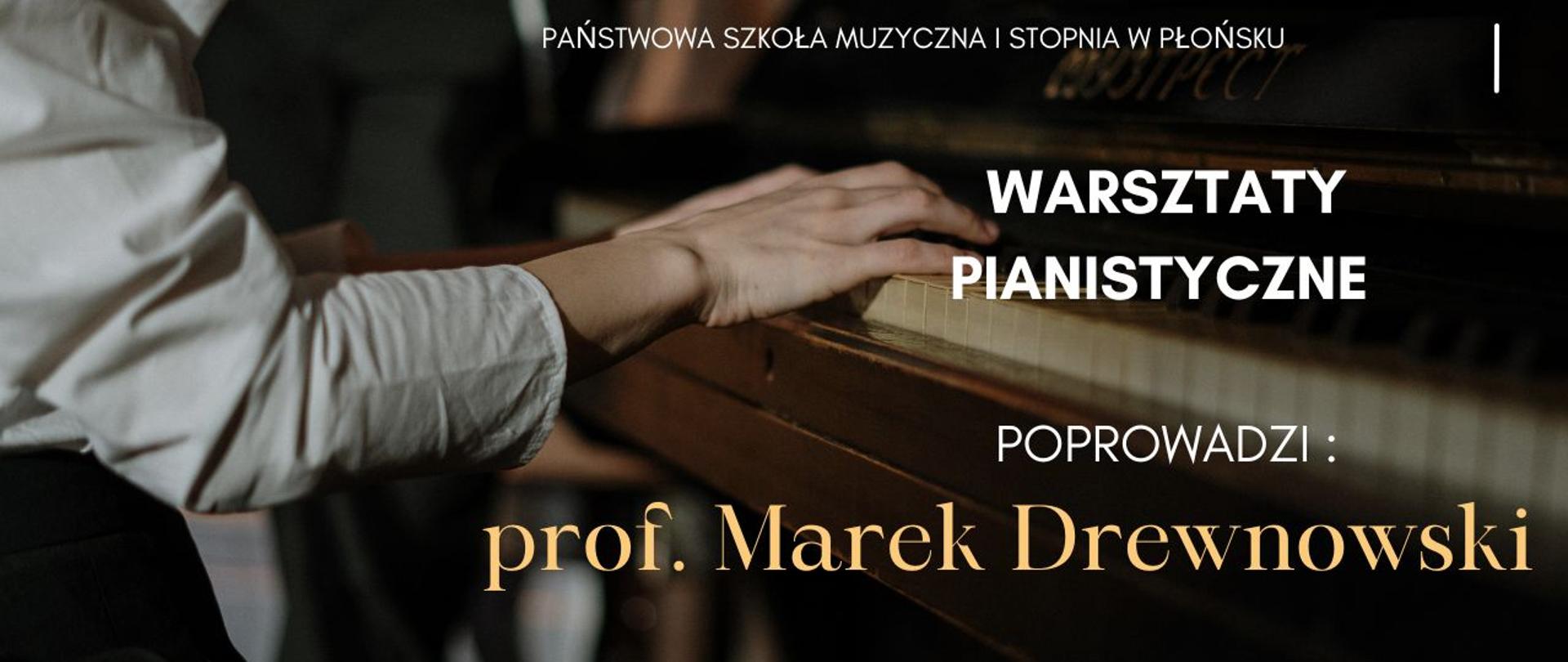 Zdjęcie przedstawia fragment dłoni pianisty grającego na brązowym pianinie, oraz informację że warsztaty pianistyczne poprowadzi profesor Marek Drewnowski w poniedziałek 16 grudnia 2024 r. od godziny 15:00 do 19:00