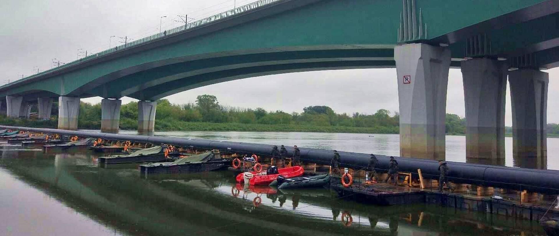 Rurociąg na moście pontonowym na Wiśle.