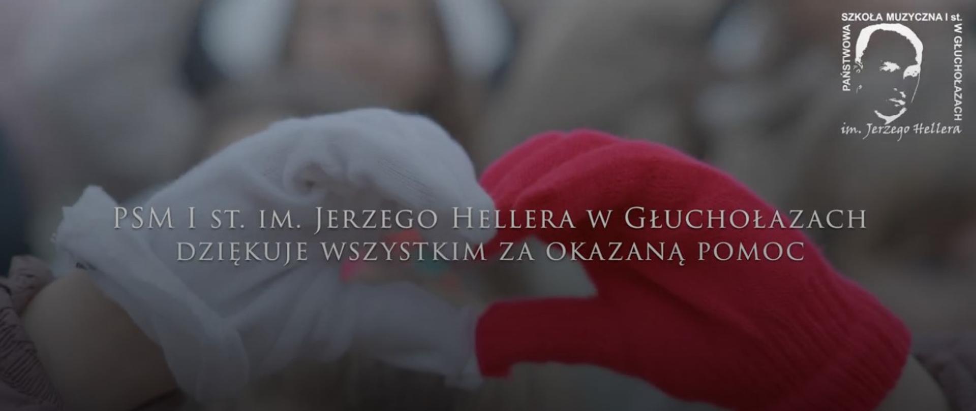 Zdjęcie dłoni w białych i czerwonych rękawiczkach ułożonych w kształt serca. W prawym górnym rogu logo szkoły według ustalonego znaku. Napis PSM I st. im. Jerzego Hellera w Głuchołazach Dziękuje wszystkim za okazaną pomoc. Tło rozmyte.