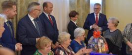 Minister Rodziny, Pracy i Polityki Społecznej Marlena Maląg, Wiceminister Rodziny, Pracy i Polityki Społecznej Stanisław Szwed oraz Wojewoda Mazowiecki Konstanty Radziwiłł odwiedzili Klub Senior+ w Ząbkach. 