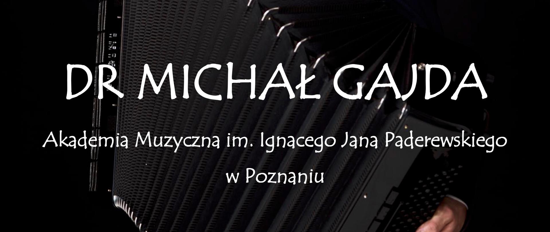 Plakat na czarnym tle zdjęcie dr Michała Gajda grającym na akordeonie. białe napisy na górze "warsztaty akordeonowe" po środku "dr Michał Gajda". 26 listopada 10:00