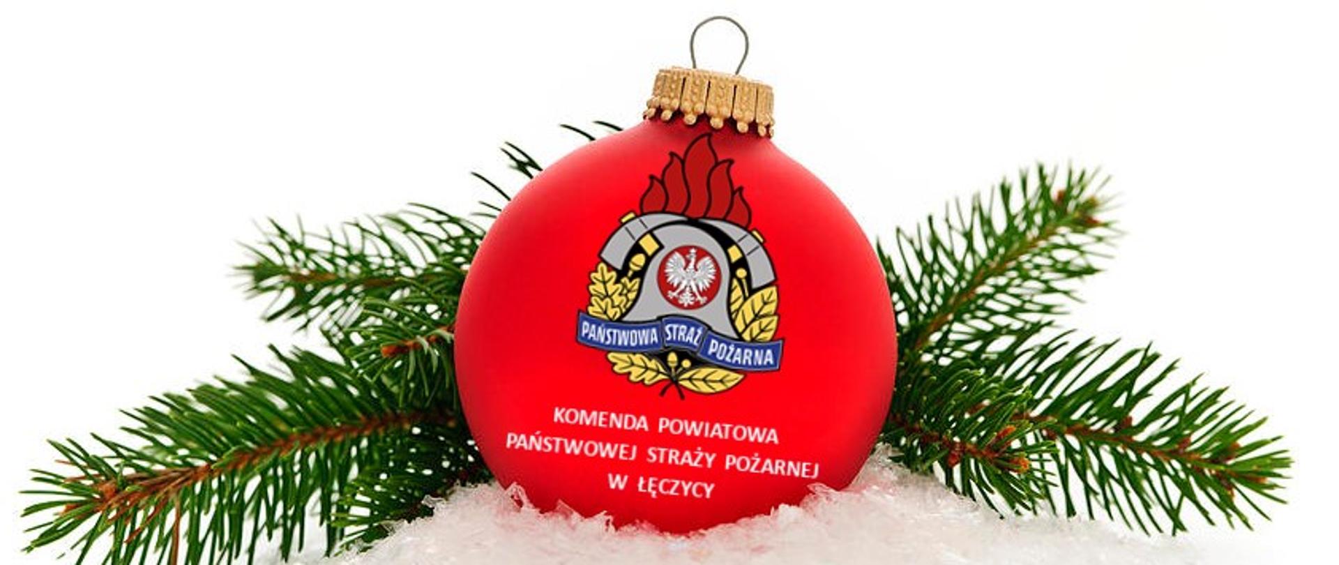 Czerwona bombka z logo PSP i napisem Komenda Powiatowa Państwowej Straży Pożarnej w Łęczycy.