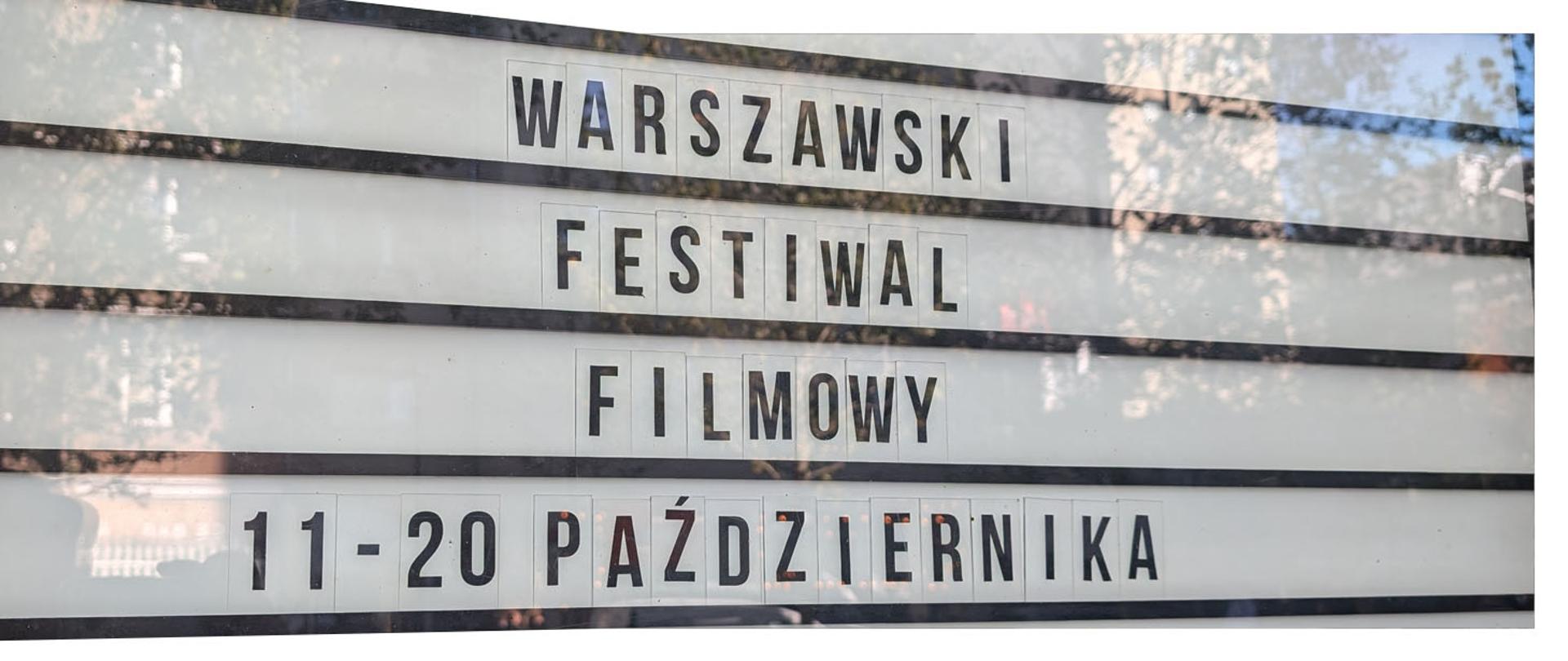 Warszawski Festiwal Filmowy. Zdjęcie pokazuje afisz kinowy informujący o Warszawskim Festiwalu Filmowym oraz czasie jego trwania.