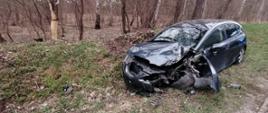 Zdjęcie przedstawia uszkodzony pojazd marki Seat Leon