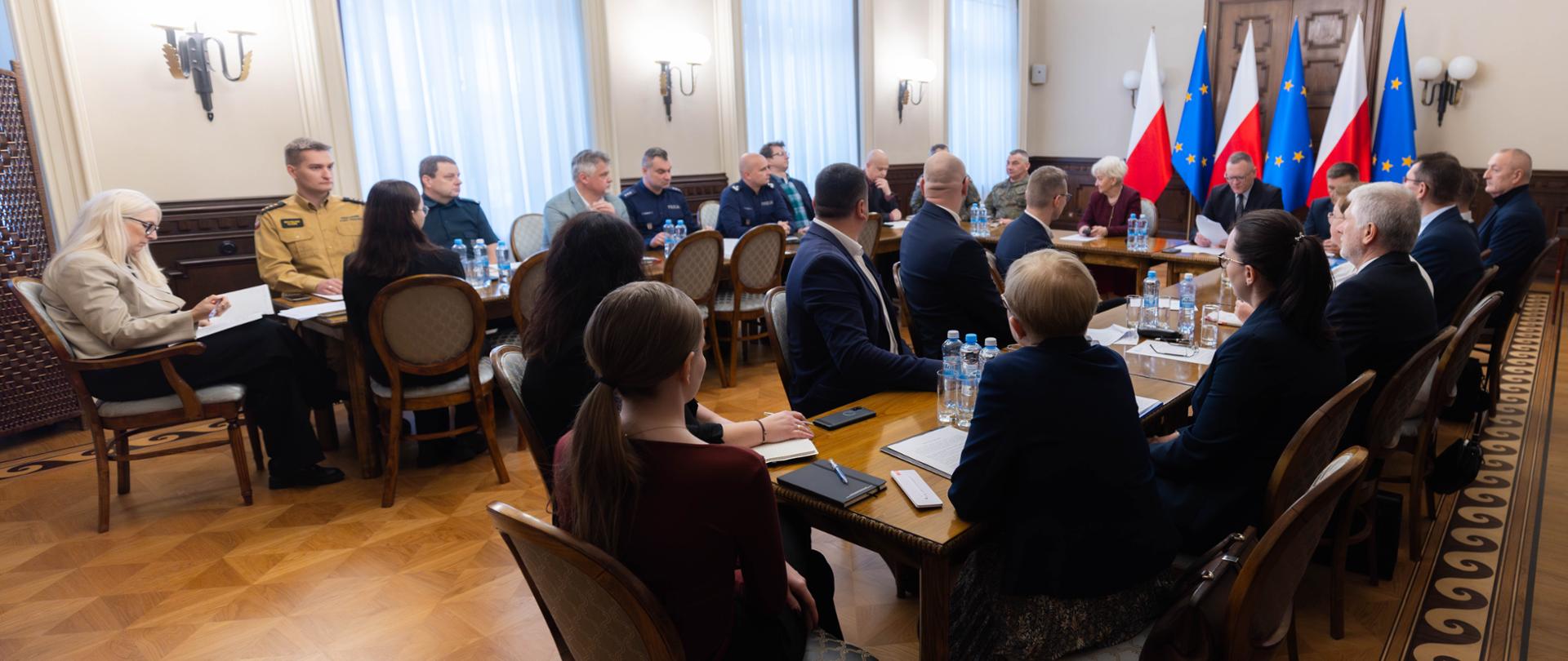 Na zdjęciu - uczestnicy posiedzenia Wojewódzkiego Zespołu Zarządzania Kryzysowego, które odbyło się w Łódzkim Urzędzie Wojewódzkim w Łodzi. 