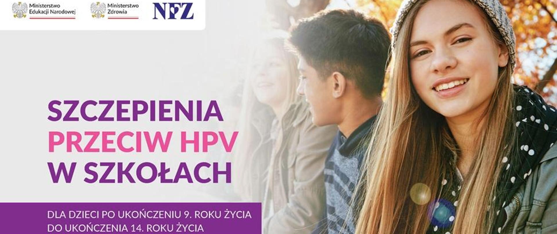 Na zdjęciu z prawej strony znajduje się grupa młodzieży, z lewej strony widnieje napis: " Szczepienia przeciw HPV w szkołach dla dzieci po ukończeniu 9 roku życia, do ukończenia 14 roku życia. 