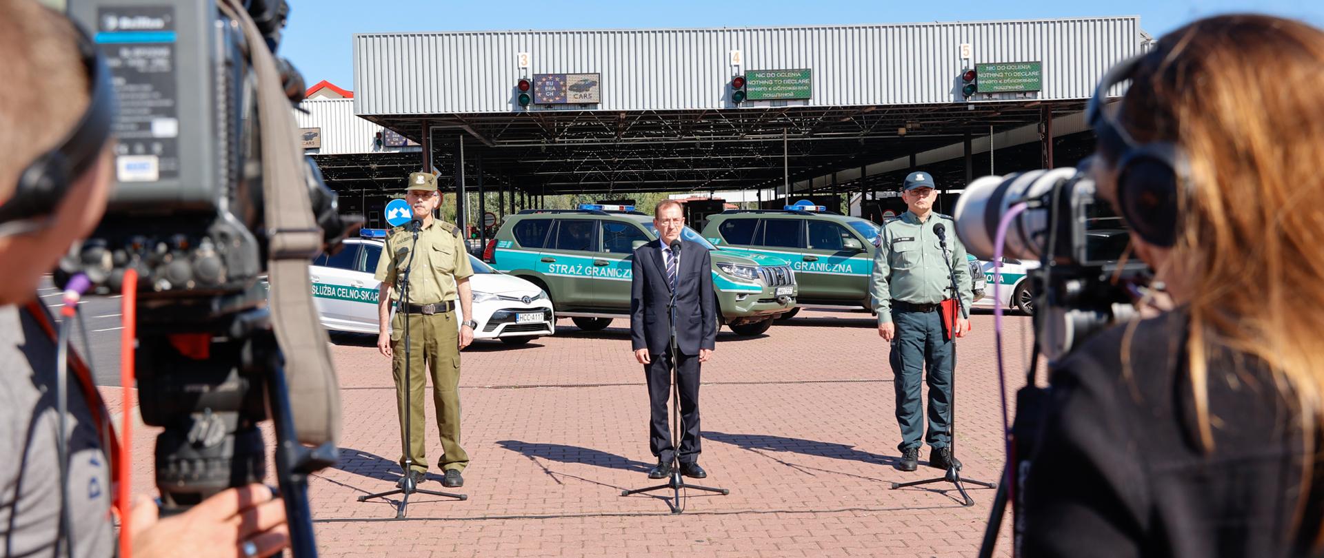 Zakaz przywozu samochodów osobowych zarejestrowanych w Rosji i budowa zapory elektronicznej na Bugu - oświadczenie ministra Mariusza Kamińskiego