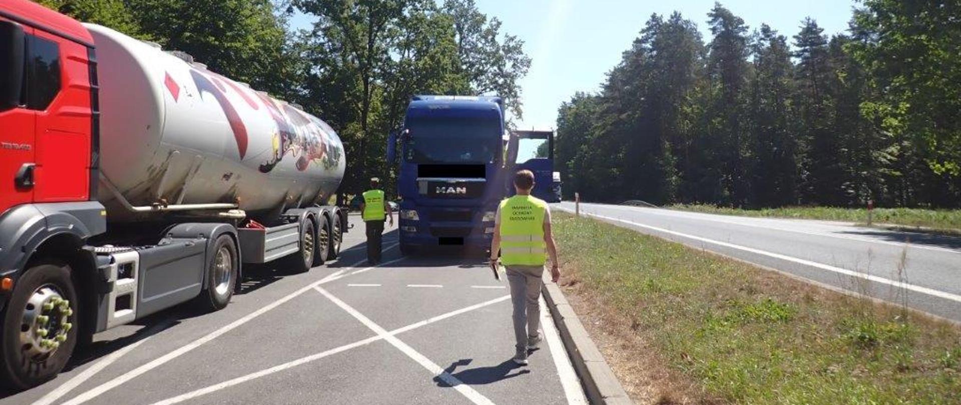 Inspektor idzie w kierunku samochodu, który będzie kontrolowany. 