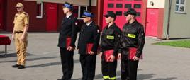 Na zdjęciu nowi i awansowani strażacy