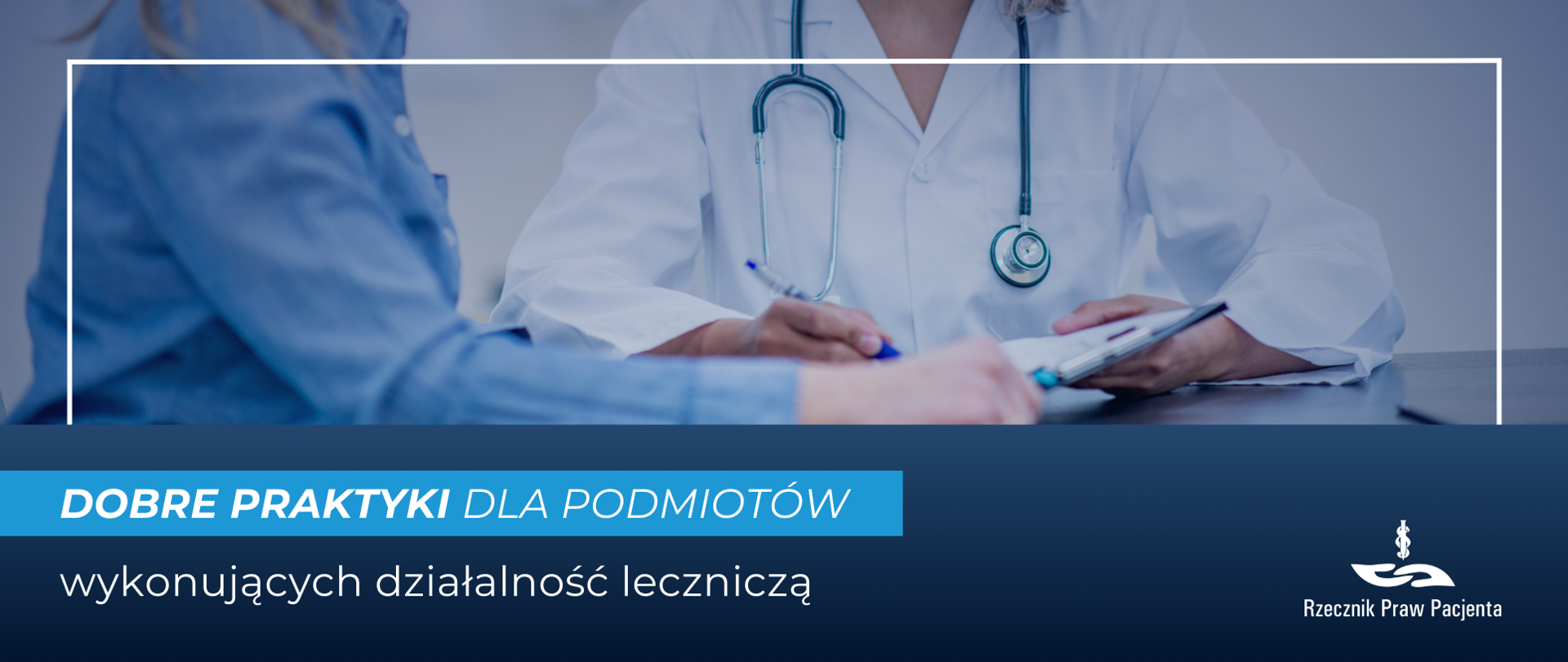 Zdjęcie przedstawia lekarza i pacjenta podczas konsultacji. Postaci widoczne są od szyi do pasa. Lekarz trzyma notes i długopis.