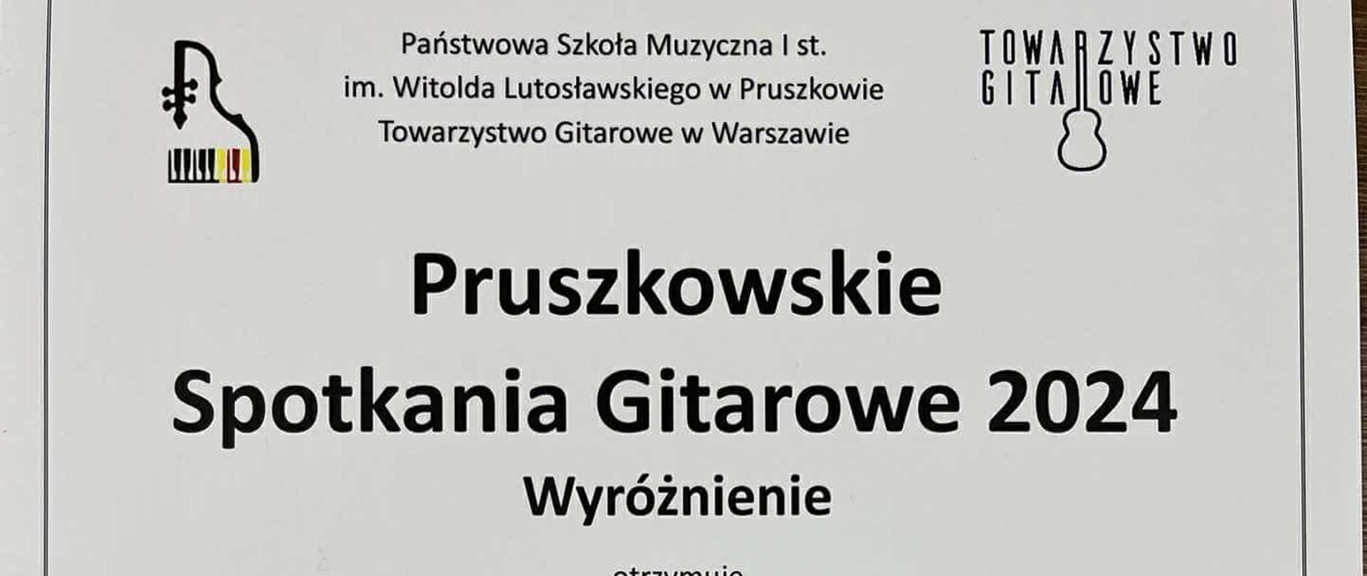 Na białym tle czarne litery oraz rysunek gitary