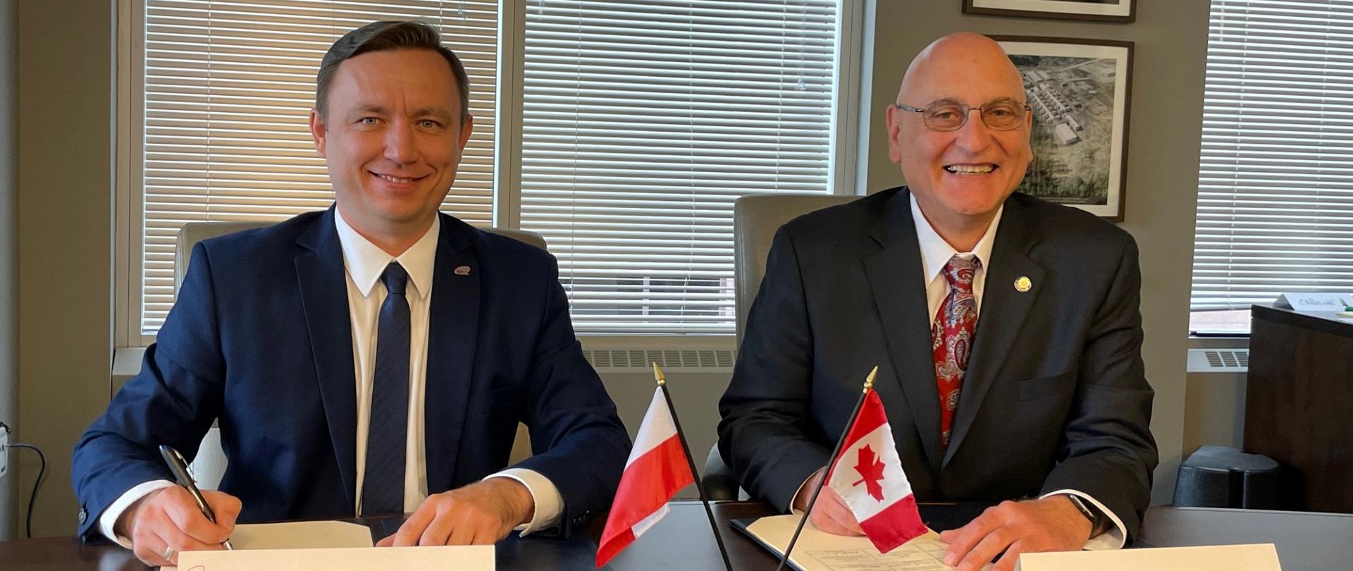 The President of the National Atomic Energy Agency and the Vice-President of the Canadian Nuclear Safety Commission sign the terms of reference of the memorandum of cooperation on small modular reactors (SMR).