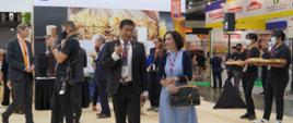 Targi FHA Food & Beverage 2022 - Ambasador RP w Singapurze, Magdalena Bogdziewicz i Prezes Singapore Manufacturing Federation (SMF) Lennon Tan.