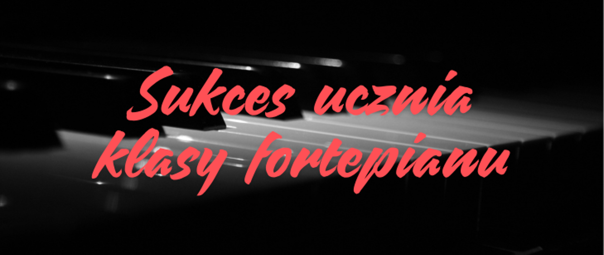 Zdjęcie przedstawia napis Sukces ucznia klasy fortepianu na tle klawiatury fortepianowej