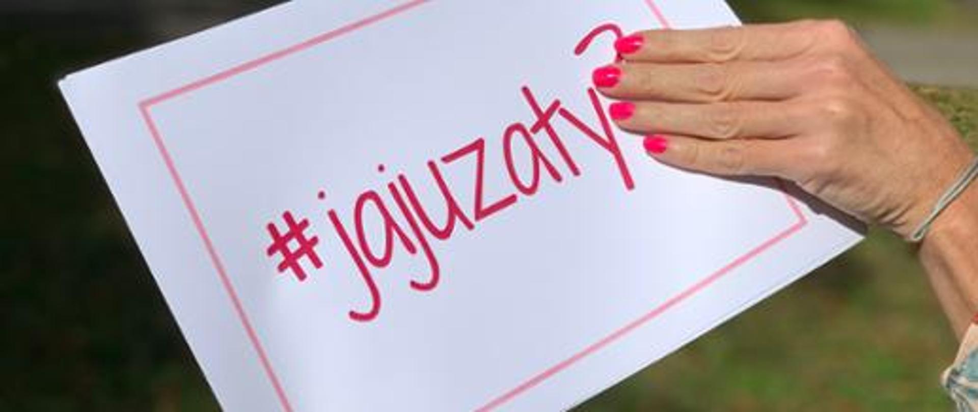 kartka papieru z napisem #jajuzaty